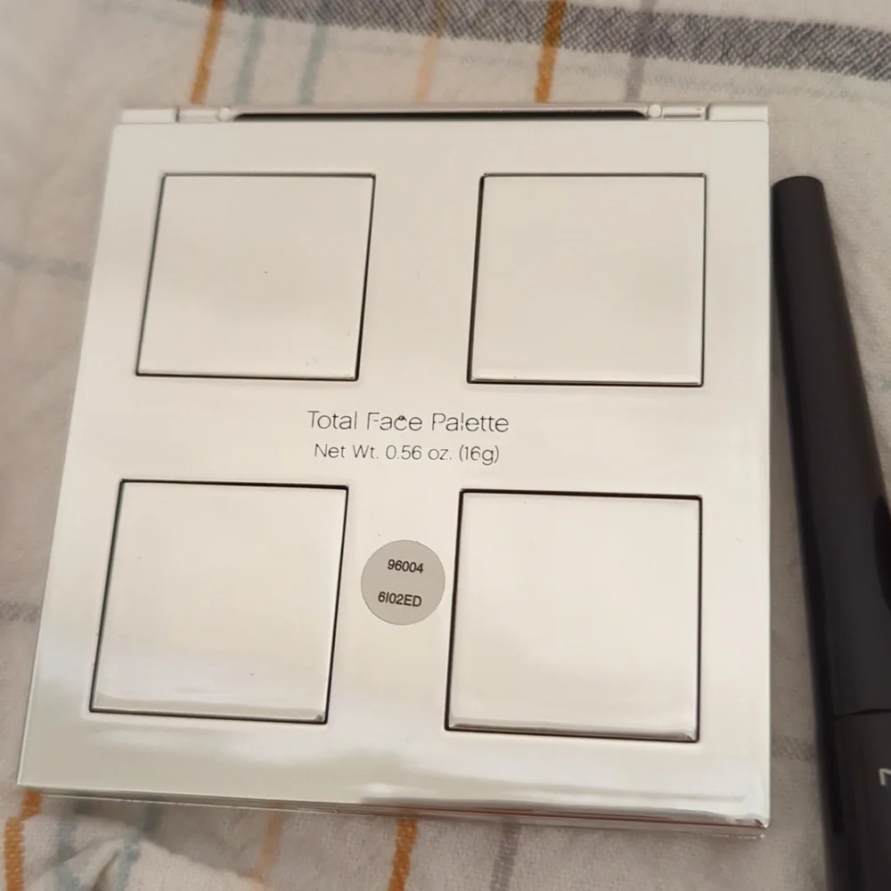 Makeup bundle -Mac eyeliner, Becca highlighter - Picture 9 of 9